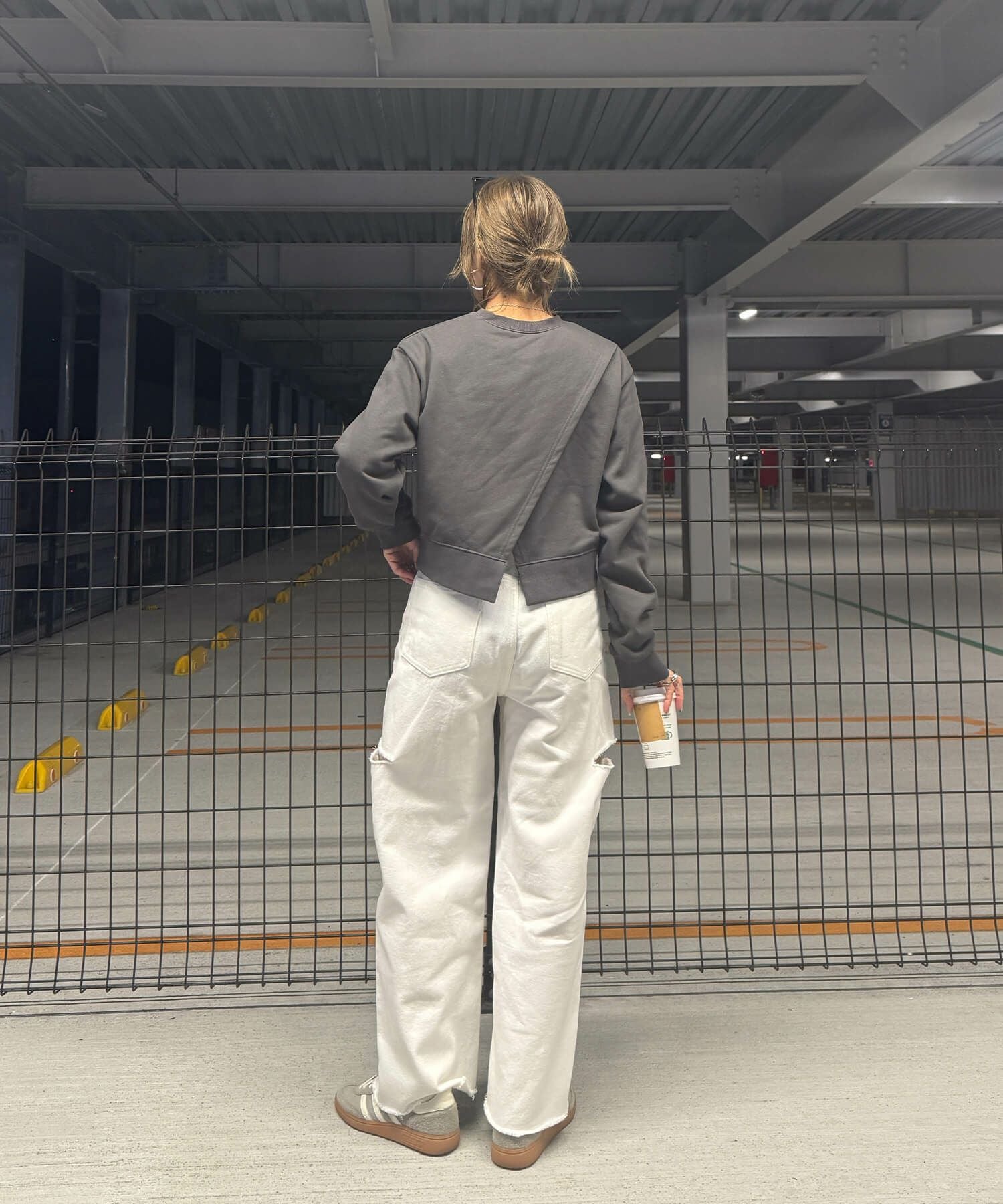 Kuberas バックカットアウト クロップド丈 スウェット LVEU.】カットアウトクロップドメッシュニット / トップス クロップド