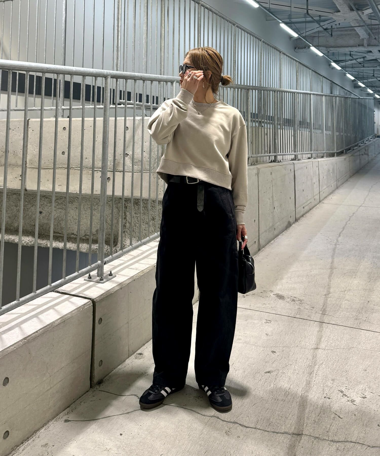 Kuberas バックカットアウト クロップド丈 スウェット バックデザインクロップドスウェット | Back design cropped sweat