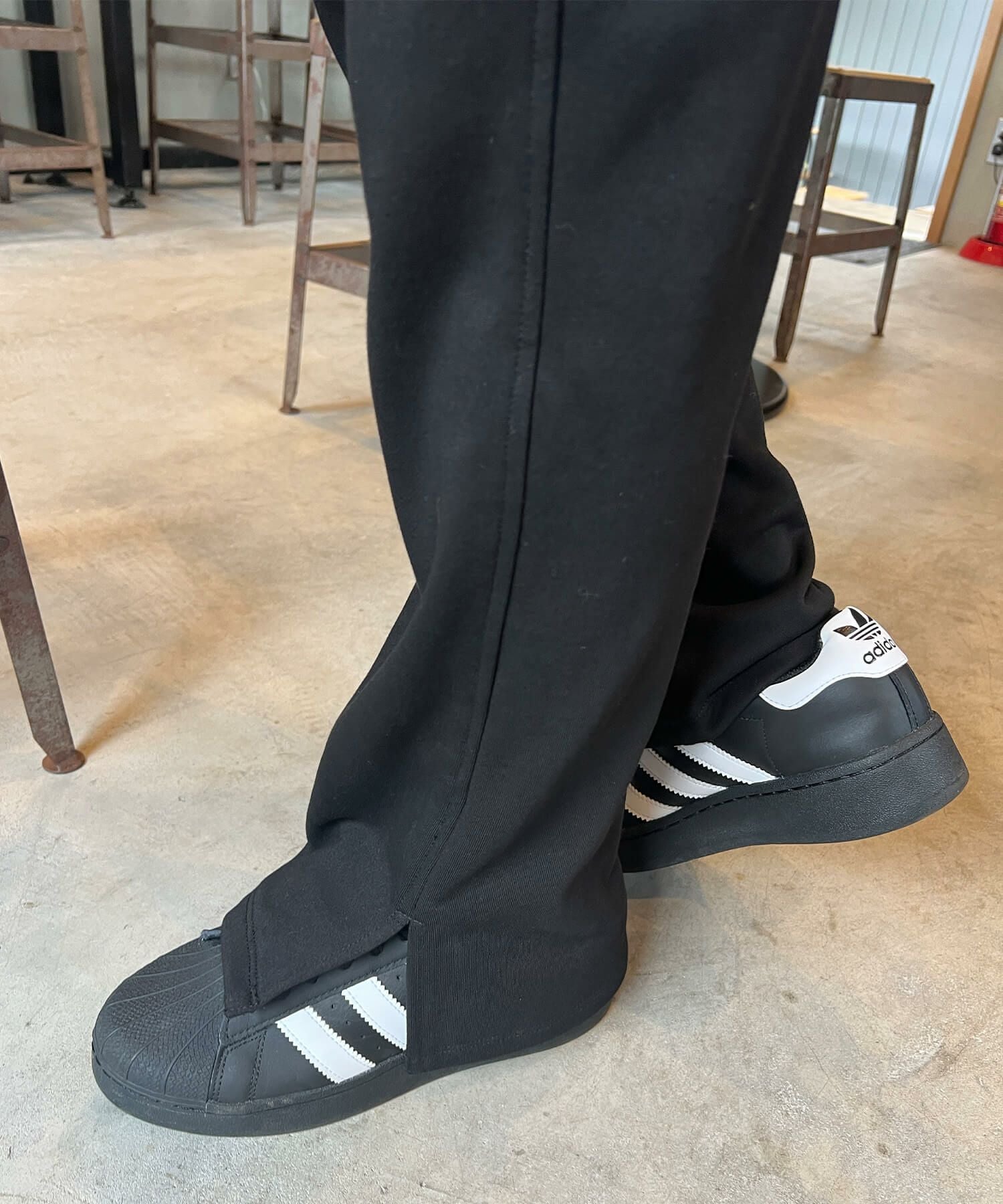 オリジナル刺繍ロゴスウェットパンツ | Embroidery logo slit pants