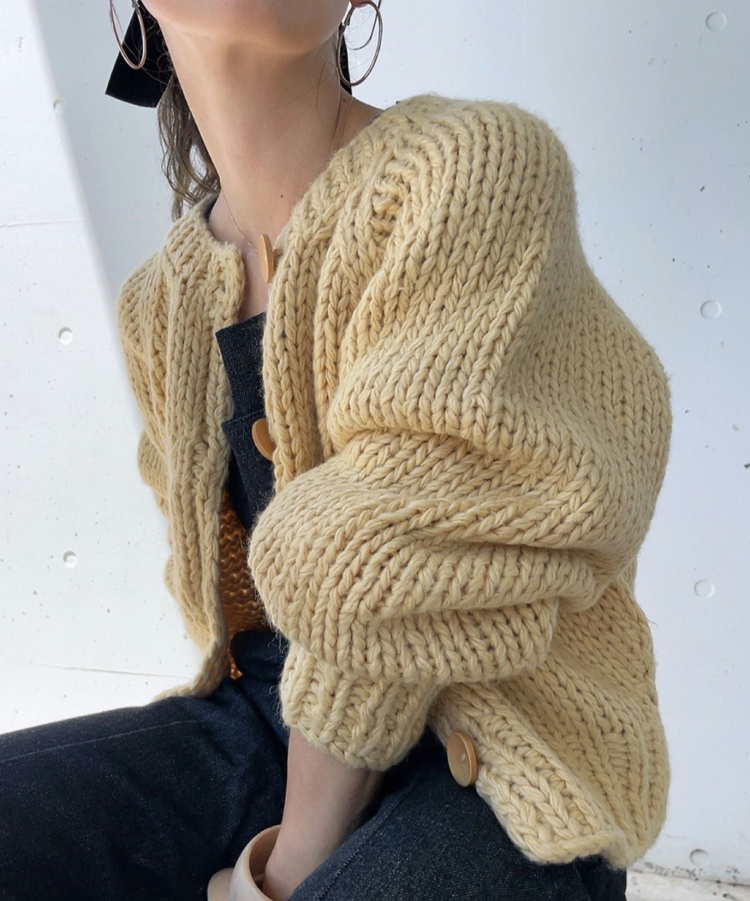 美品✨yuni×KHWOPA コラボ ハンドニットカーディガン ウール100% yuni（ユニ ）の「ネパールハンドニット ショート丈カーディガン