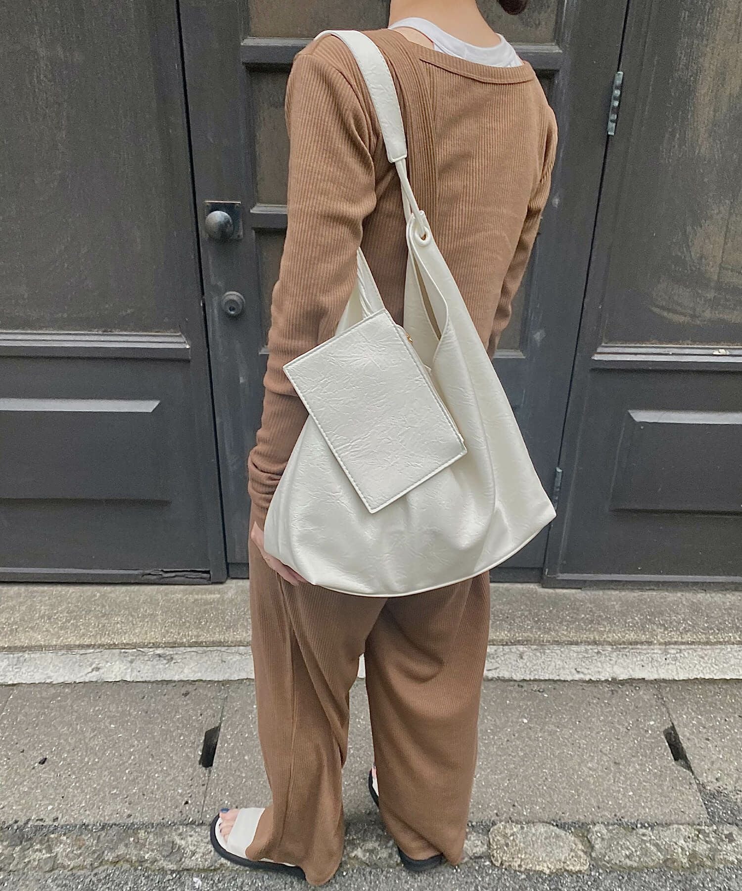 ポーチ付きソフトレザートートバッグ | Pouched soft leather tote bag