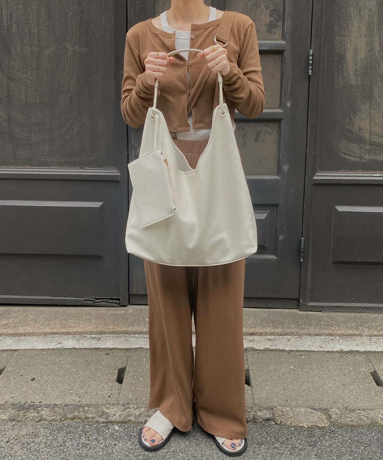 ポーチ付きソフトレザートートバッグ | Pouched soft leather tote bag