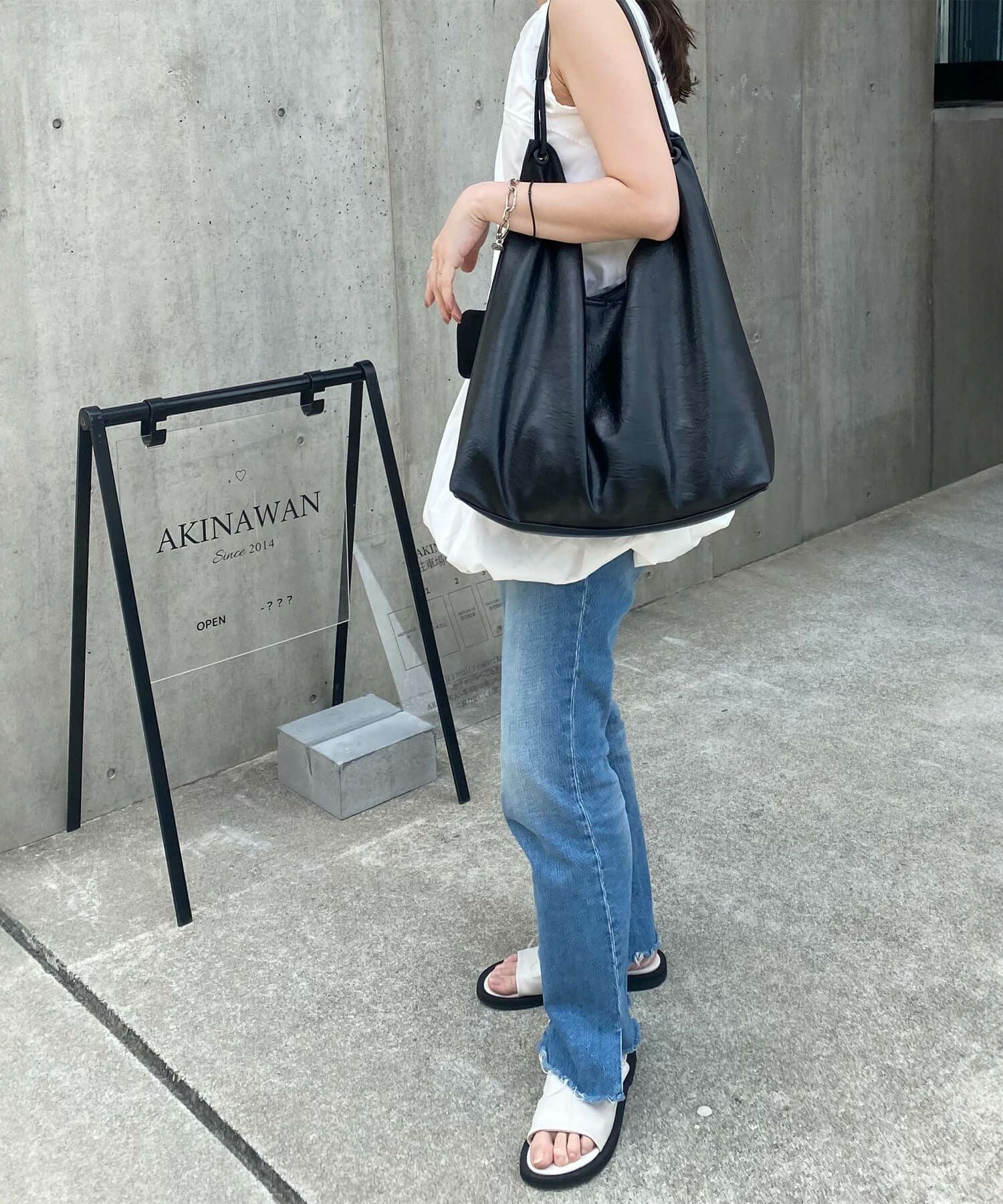 ポーチ付きソフトレザートートバッグ | Pouched soft leather tote bag