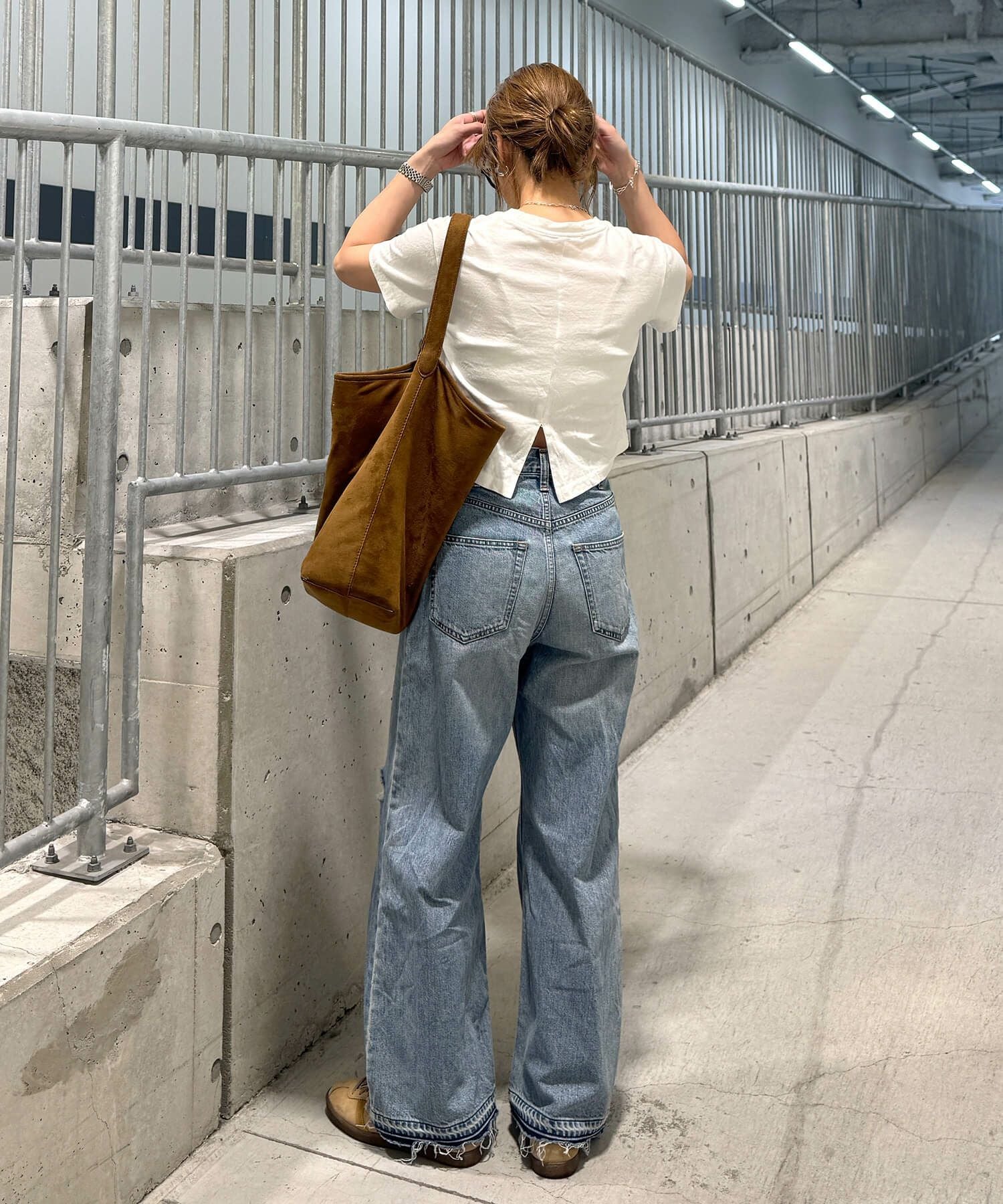 バックスリットクロップドTシャツ | Back slit cropped tee (chiica