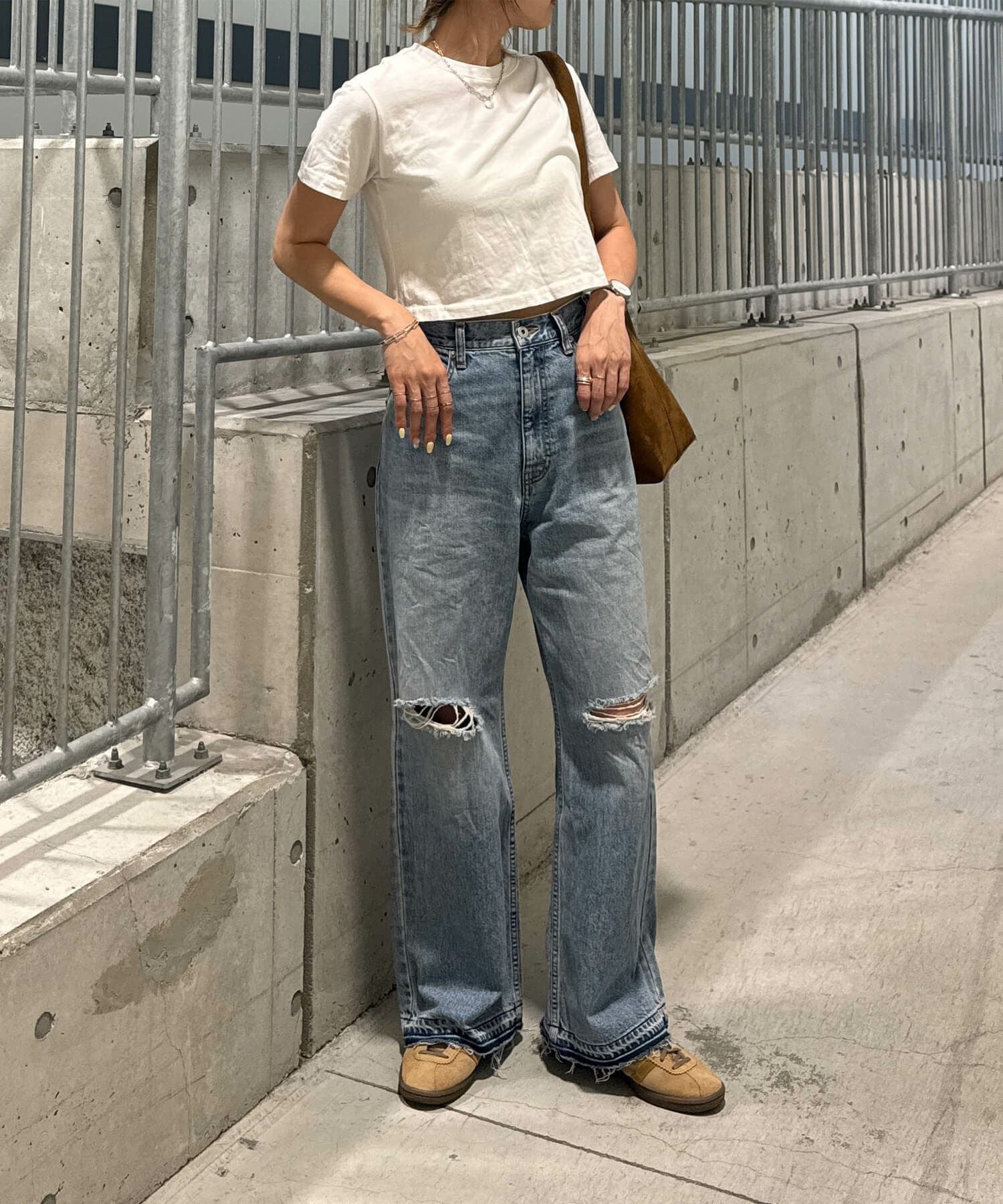 バックスリットクロップドTシャツ | Back slit cropped tee (chiica