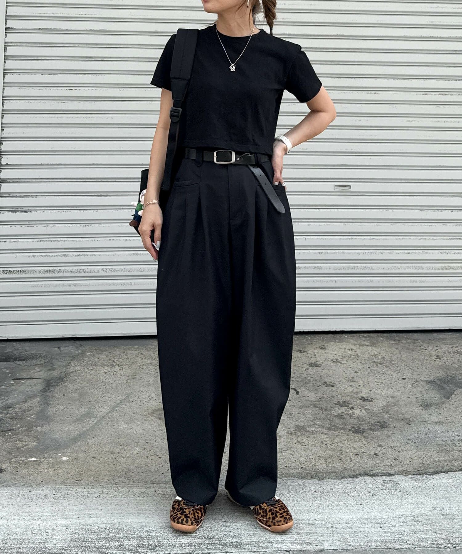 バックスリットクロップドTシャツ | Back slit cropped tee (chiica