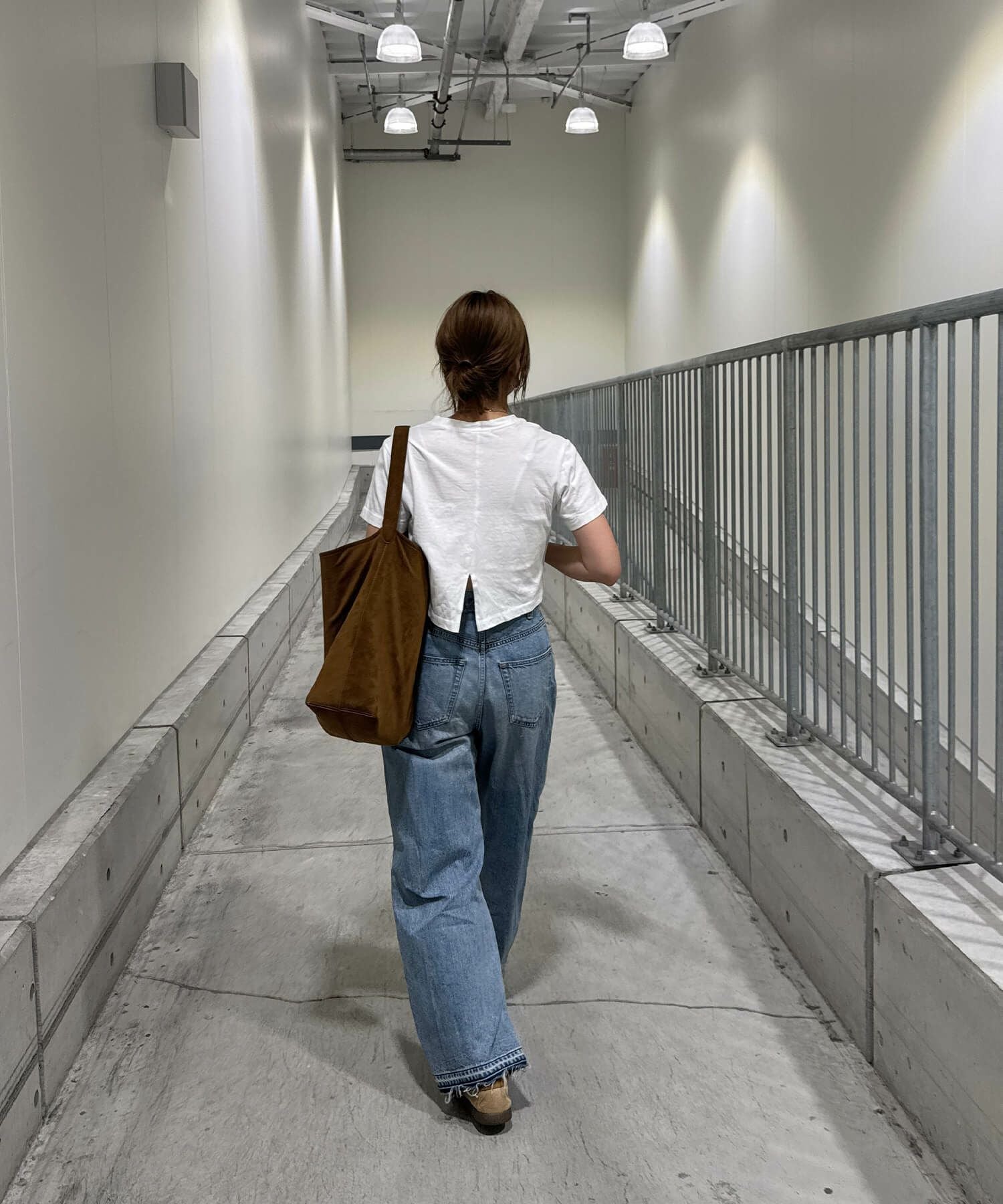 バックスリットクロップドTシャツ | Back slit cropped tee (chiica
