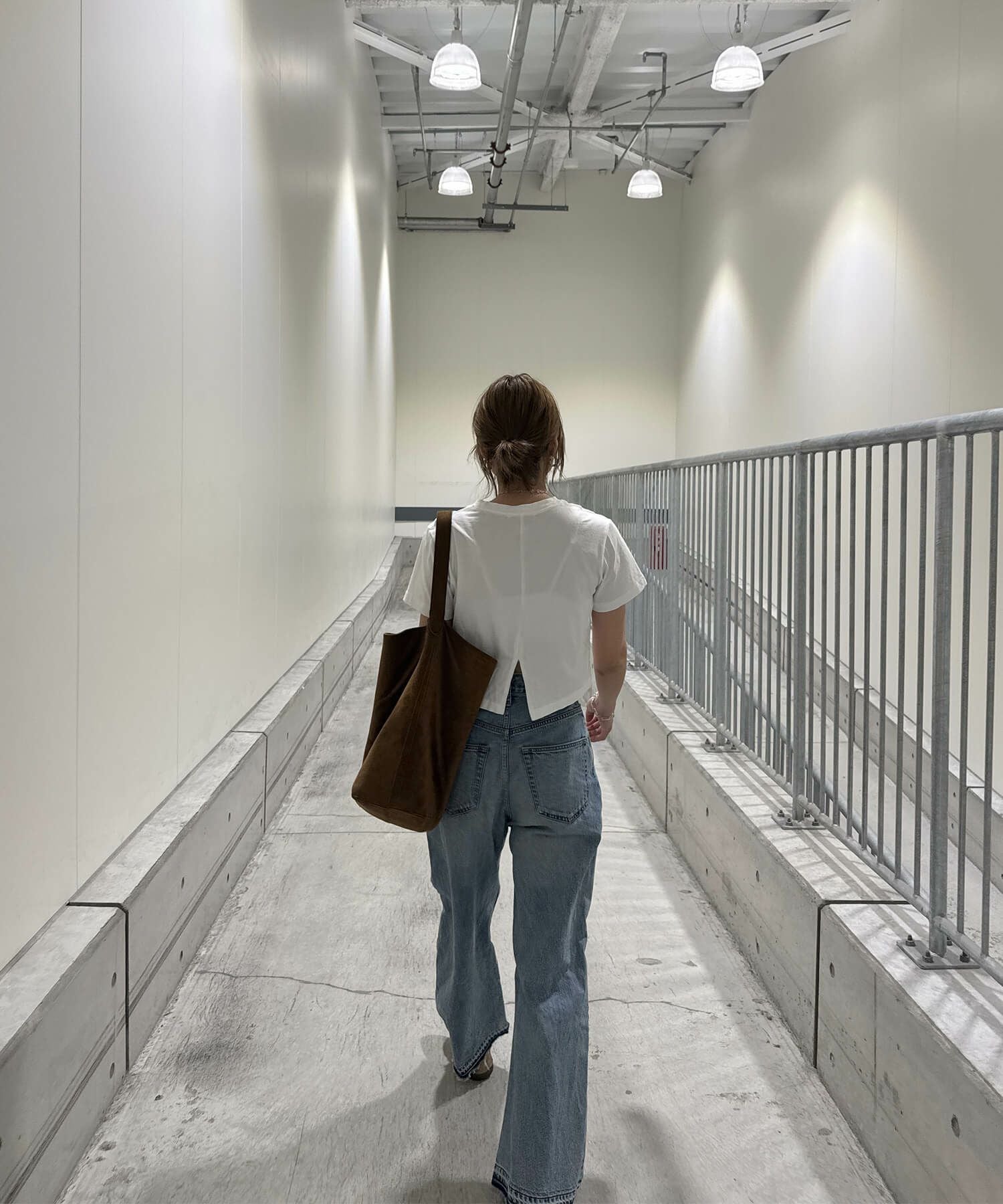 バックスリットクロップドTシャツ | Back slit cropped tee (chiica