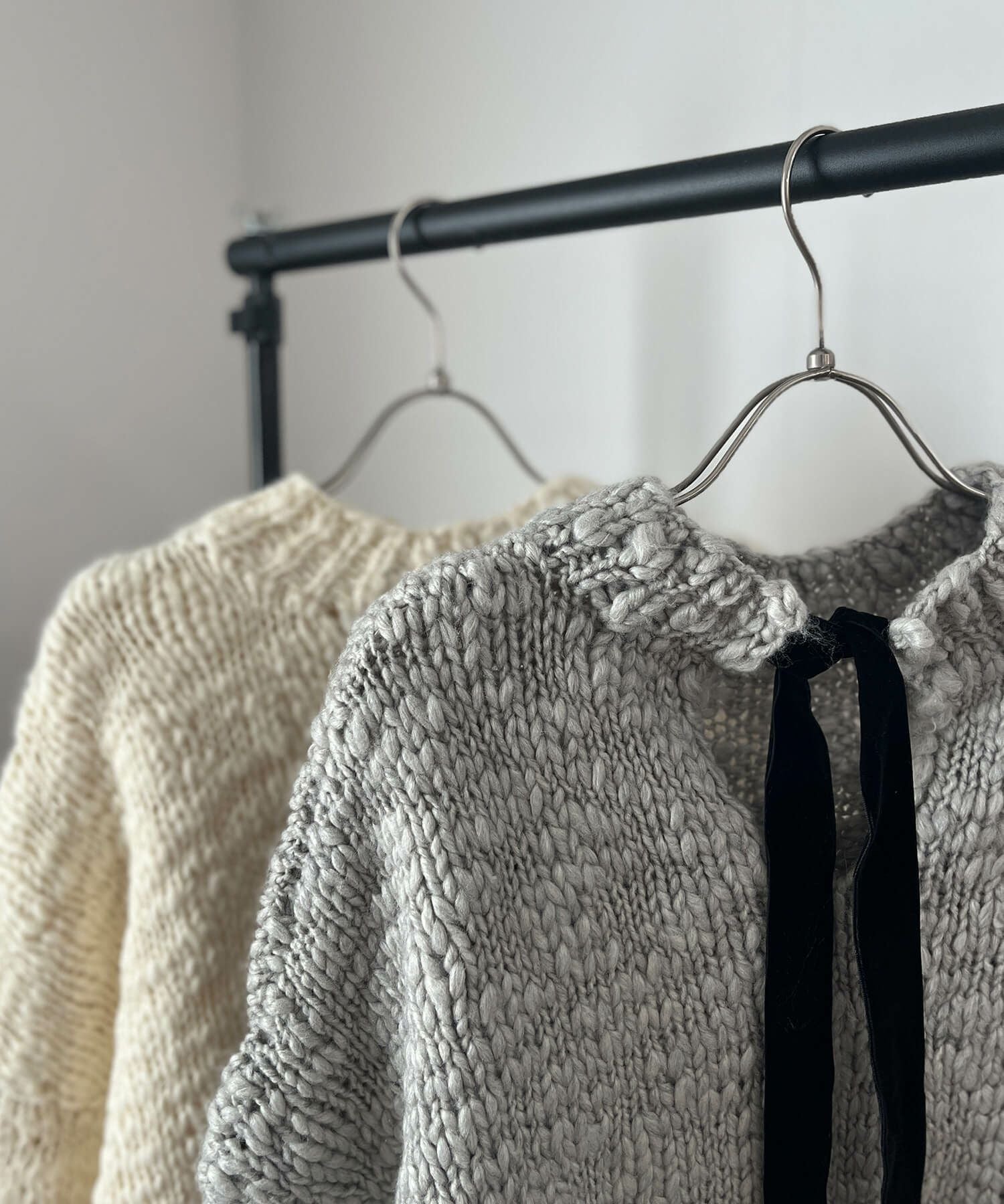 ISOOK スラブヤーンリボンデザインハンドニット スラブヤーンリボンデザインハンドニット | Slub yarn ribbon design