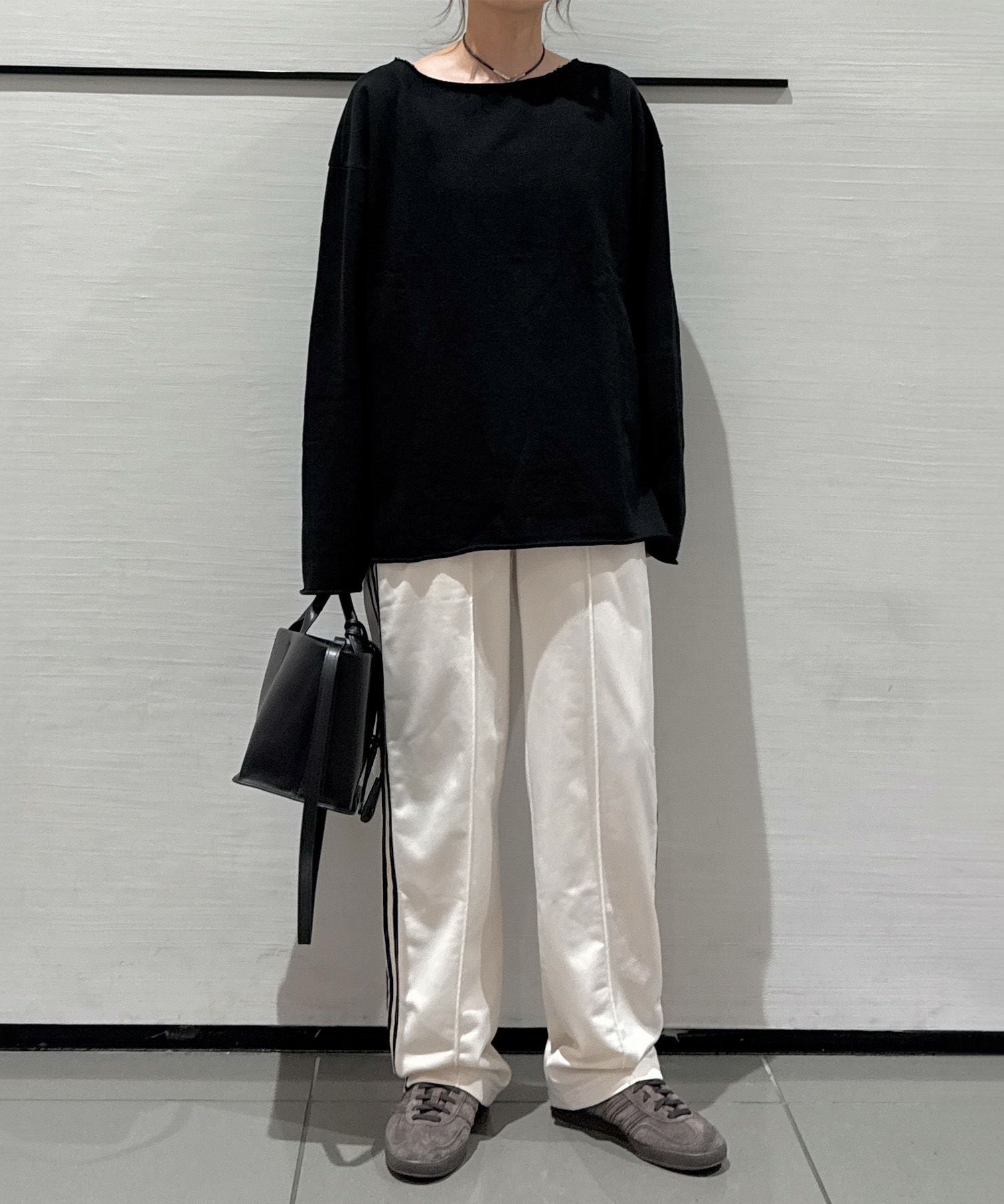 オフショルダーオーバーサイズスウェット | Off shoulder oversized