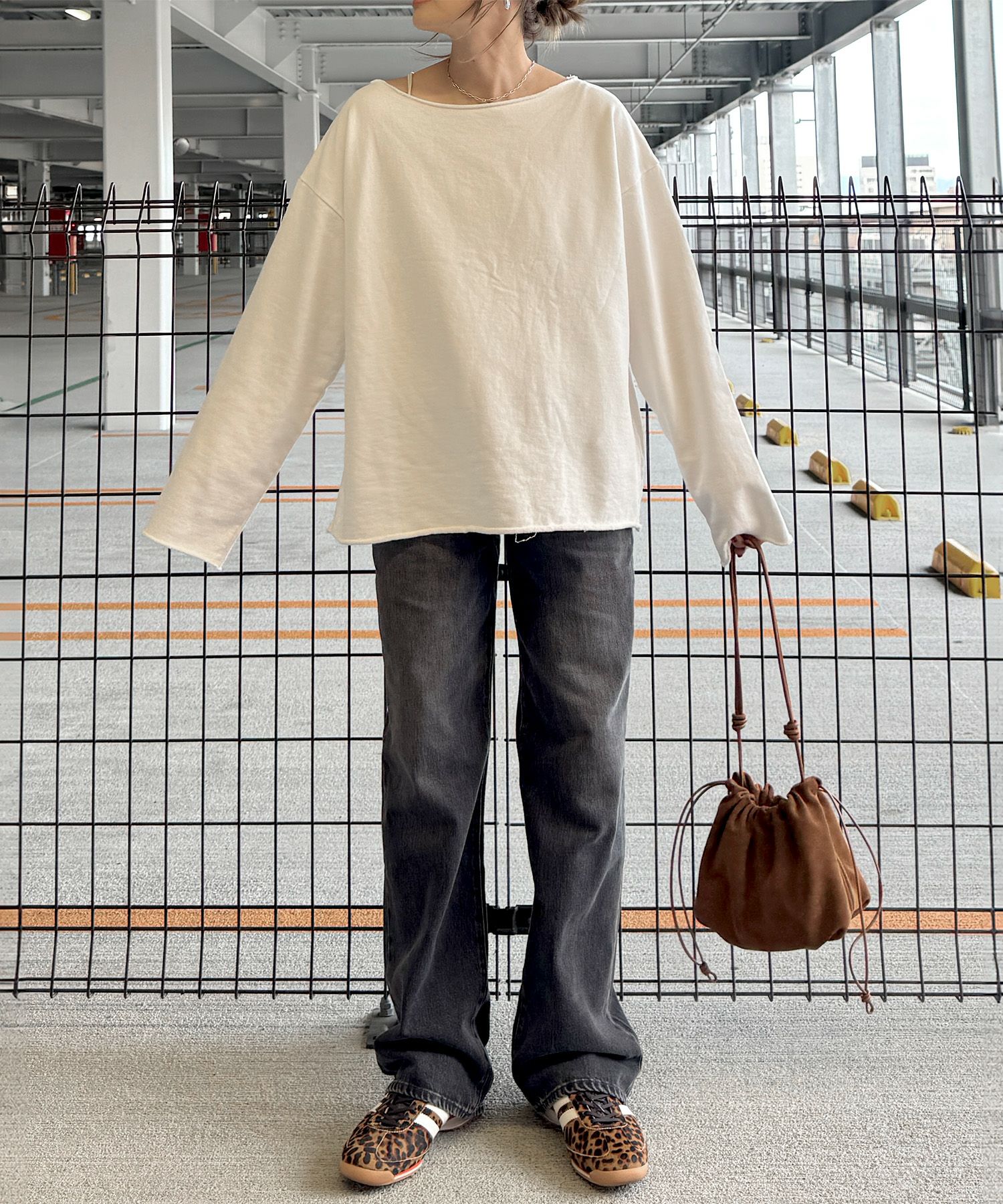 オフショルダーオーバーサイズスウェット | Off shoulder oversized