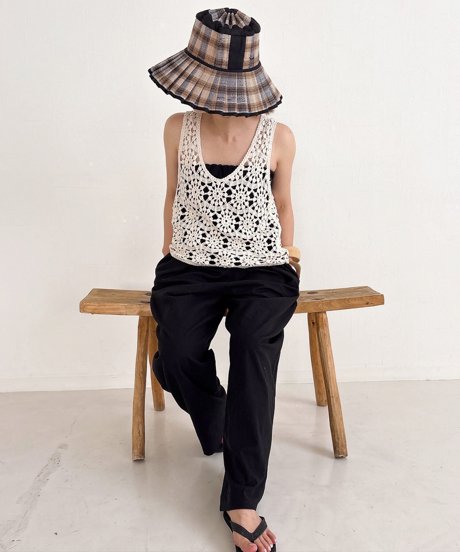 フラワークロシェニットベスト | Flower crochet knit vest (comochi