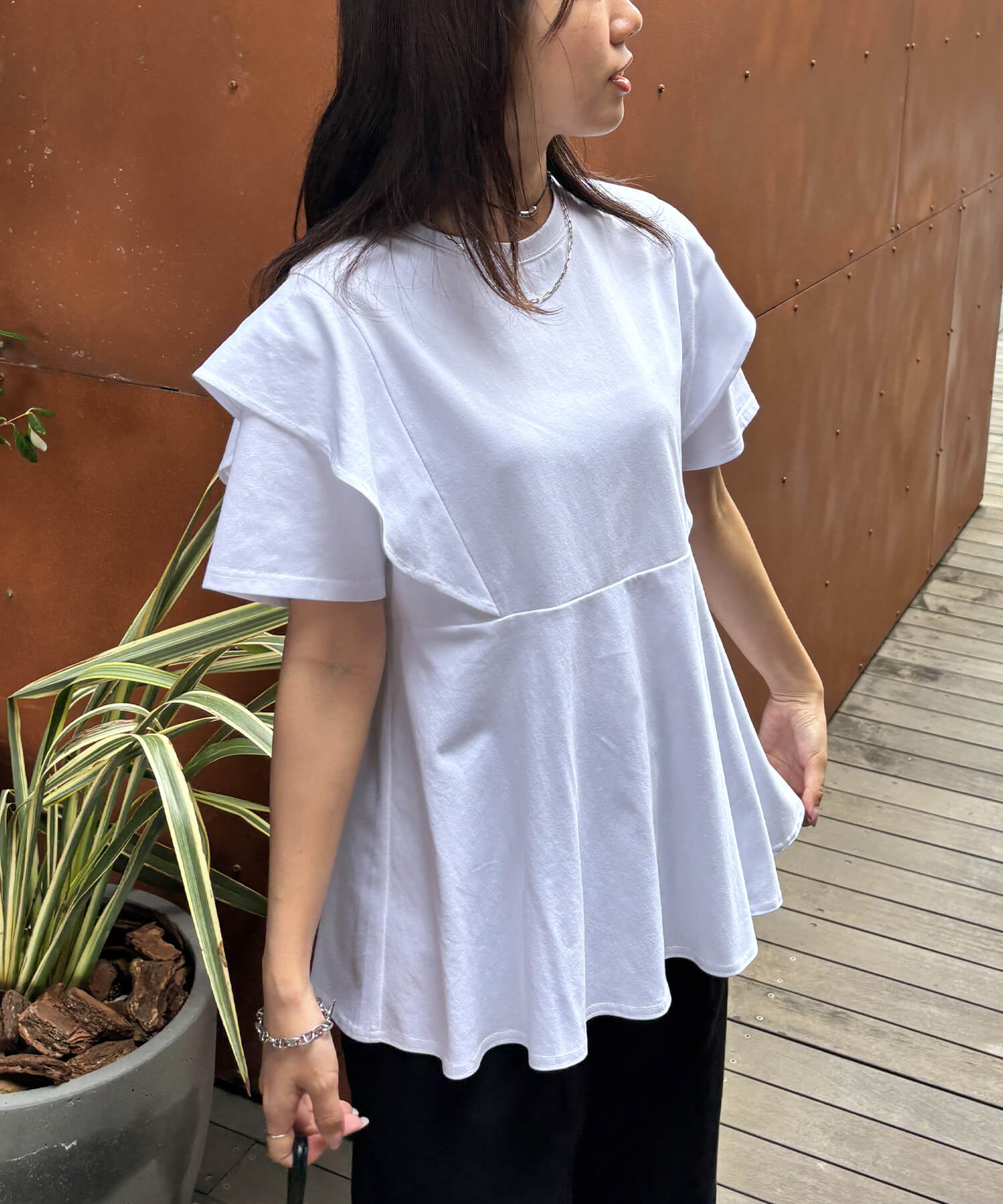ラッフルショルダーペプラムTシャツ | Ruffle shoulder peplum tee