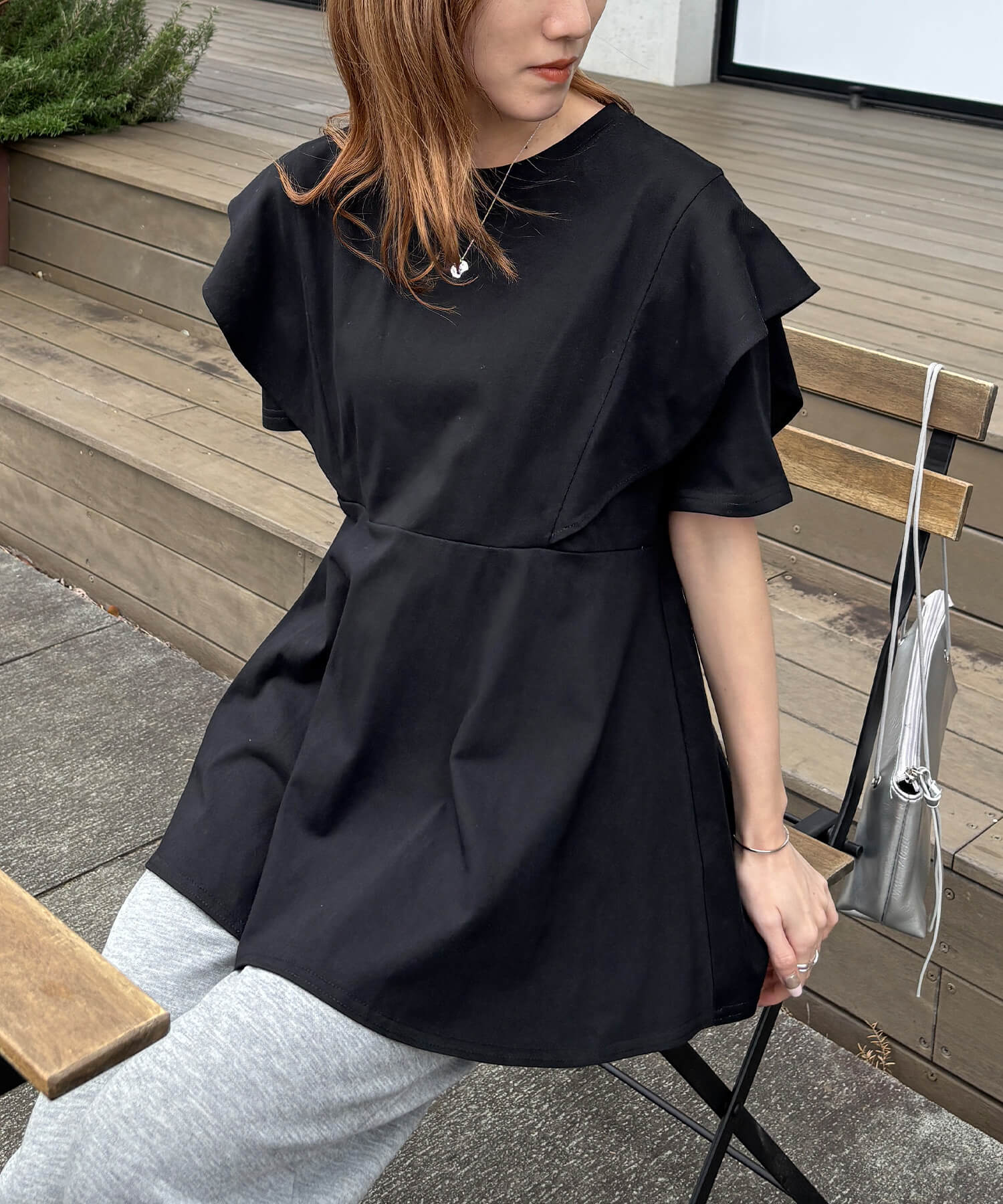 ラッフルショルダーペプラムTシャツ | Ruffle shoulder peplum tee