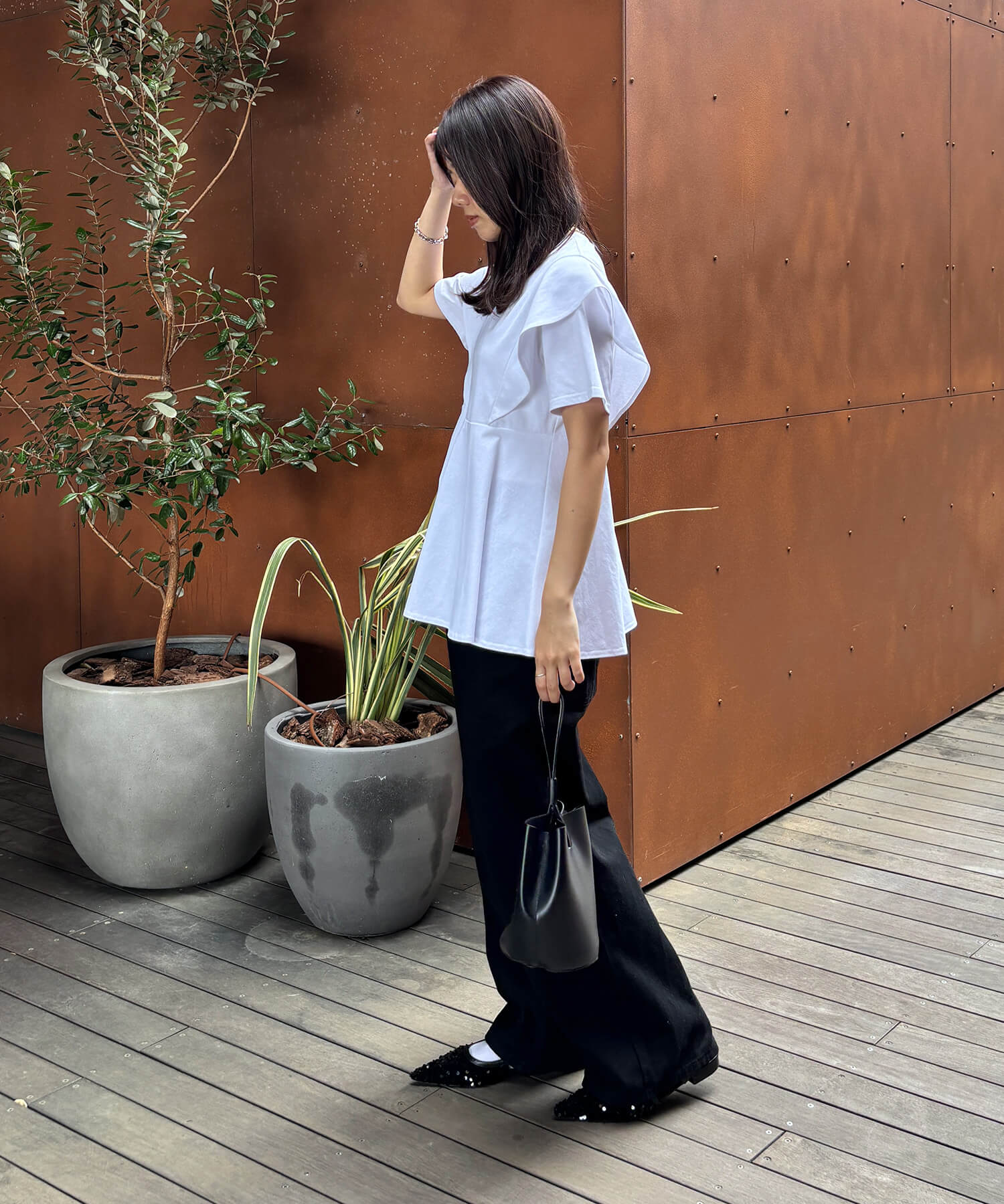 ラッフルショルダーペプラムTシャツ | Ruffle shoulder peplum tee