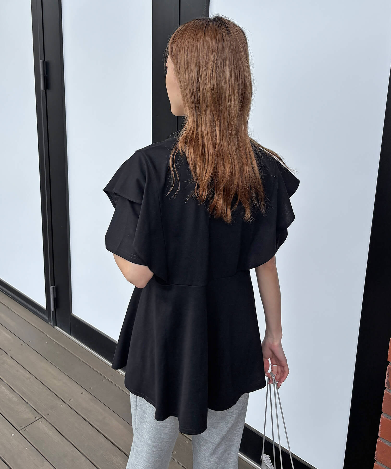 ラッフルショルダーペプラムTシャツ | Ruffle shoulder peplum tee