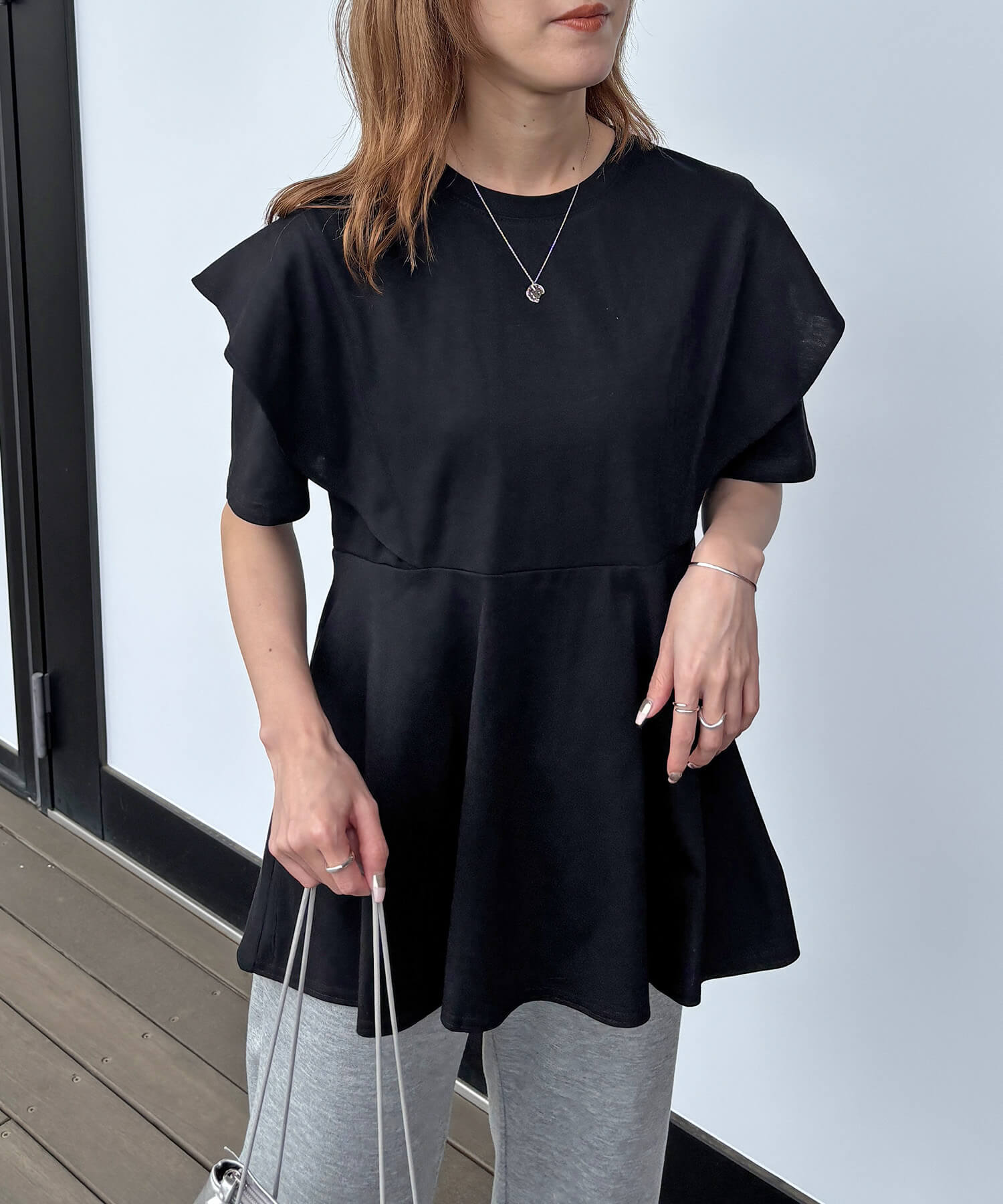 ラッフルショルダーペプラムTシャツ | Ruffle shoulder peplum tee