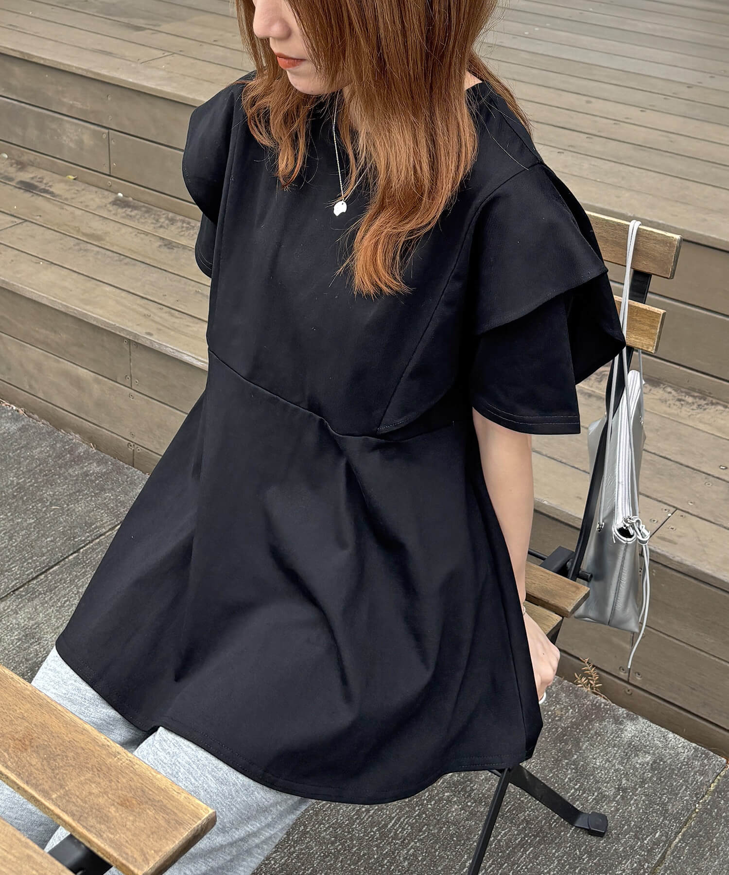 ラッフルショルダーペプラムTシャツ | Ruffle shoulder peplum tee