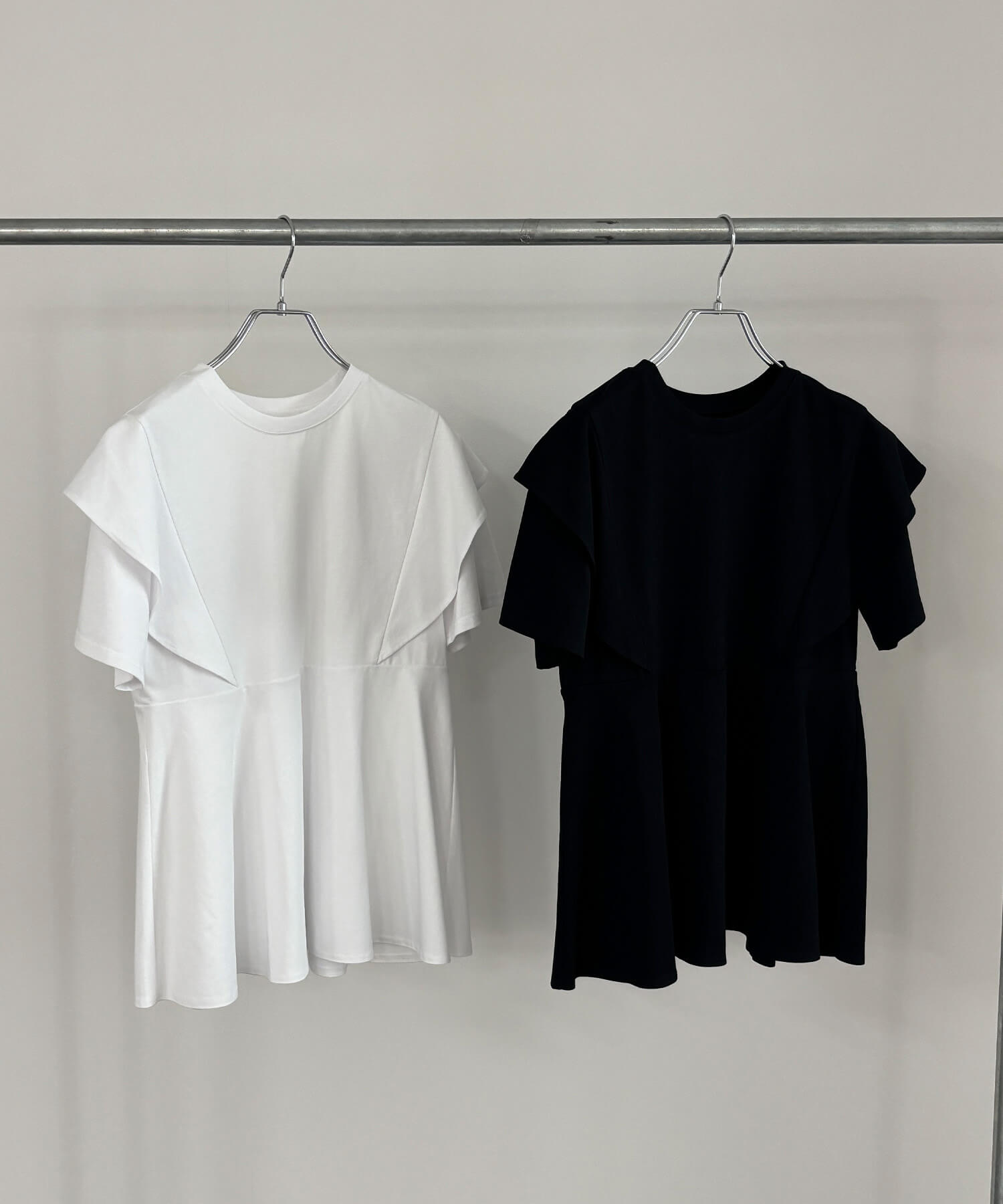 ラッフルショルダーペプラムTシャツ | Ruffle shoulder peplum tee